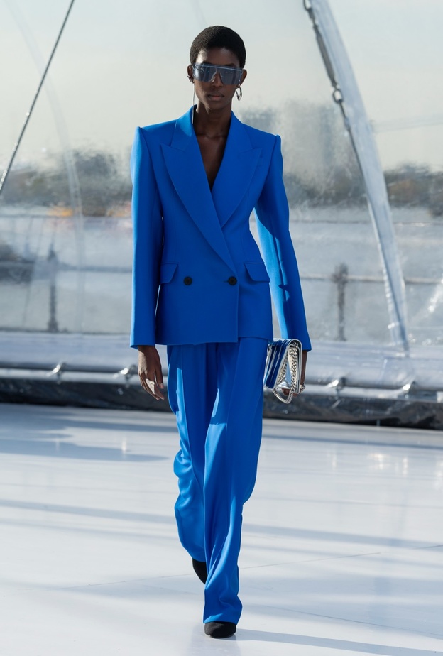 7 مجموعات برزت فيها إطلالات زرقاء في عروض ربيع وصيف 2023