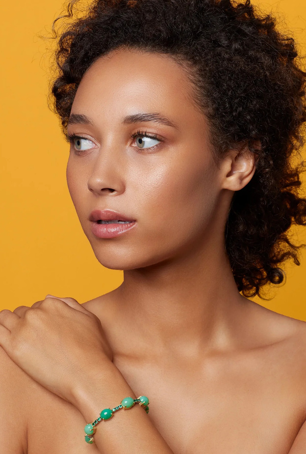 سوار تنس مرصع بالزمرد من إيرين نيوريث Irene Neuwirth