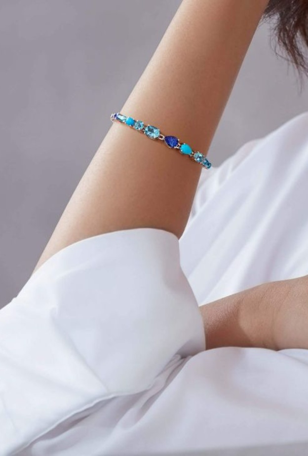 سوار من مجموعة Blaze لغرارد Garrard وهو مرصع بالفيروز والتوباز والتنزانيت  والأكوامارين والياقوت