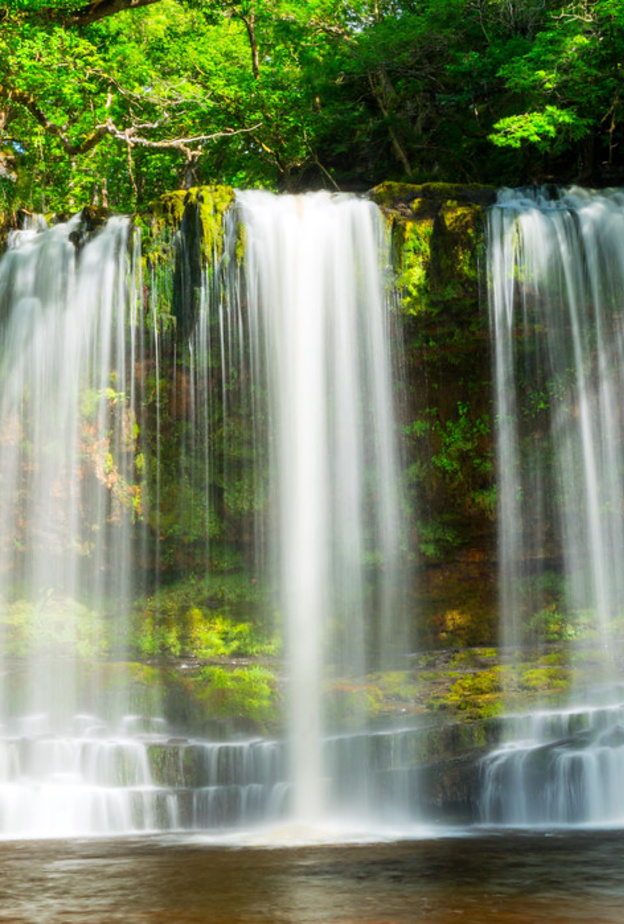 شلالات بريكون من أجمل مناطق السياحة في ويلز بواسطة Phil Dolby