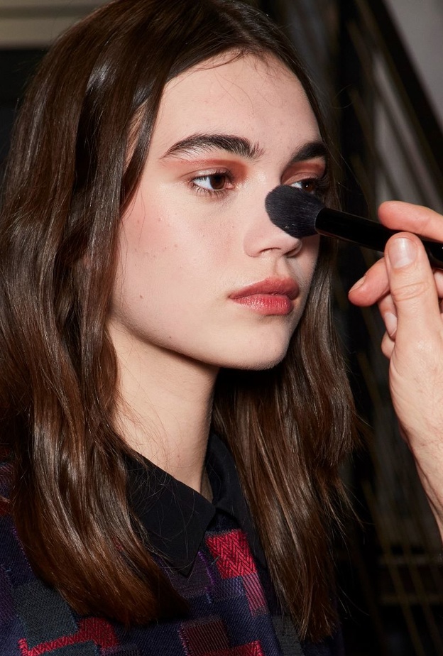 كيف تُطبقين أحمر الخدود حسب شكل وجهك وتجعلين ملامحك تبدو أنحف بالمكياج