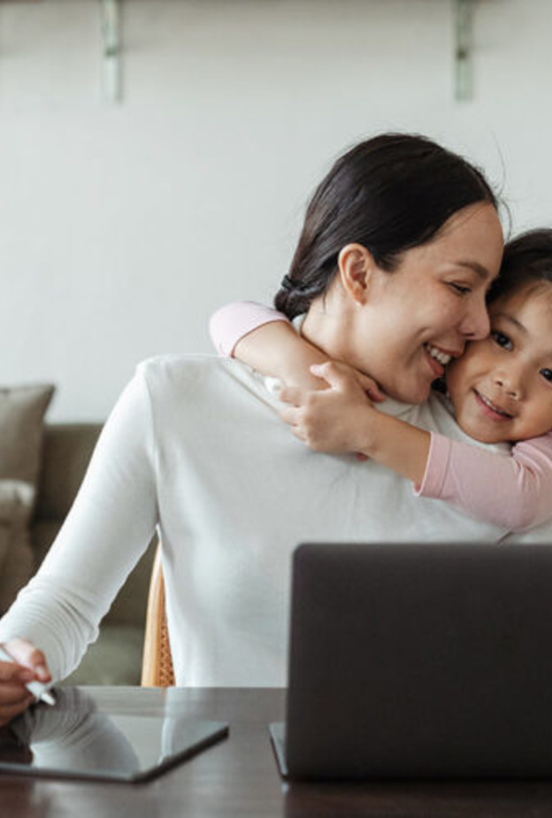 طرق لدعم الأمهات العاملات في وظائفهن