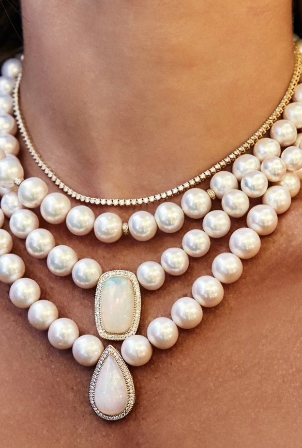 عقد مرصع باللؤلؤ والأوبال من جاكي عايش Jackie Aiche