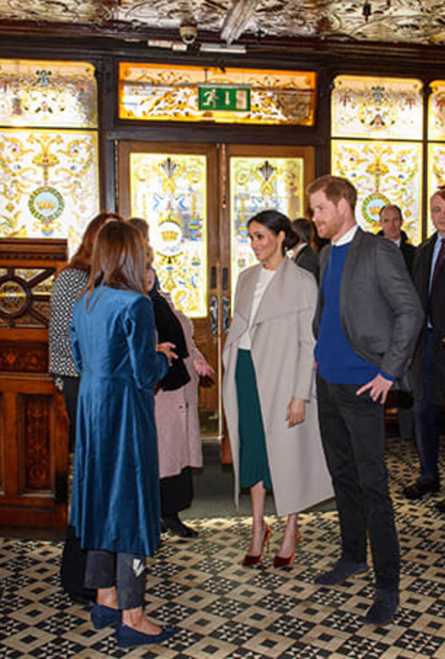 عندما تناول الأمير هاري وزوجته الطعام في مطعم صغير بالقرب من منزلهما