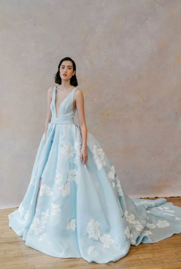 موديلات فساتين زفاف مع نقوشات ملونة لعروس 2023