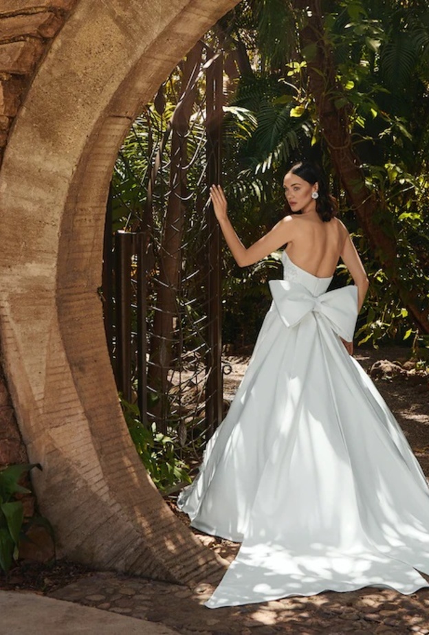 فساتين زفاف بصيحة الفيونكات من مجموعات 2023