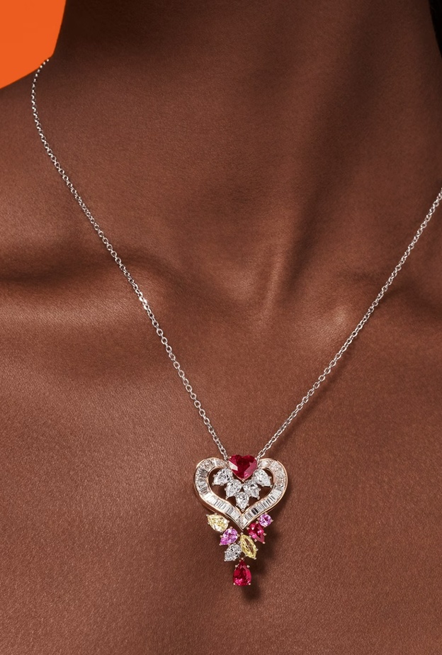 قلادة Winston Promise المرصعة بالألماس الأبيض والأصفر والروبي والياقوت الوردي من هاري وينستون Harry Winston