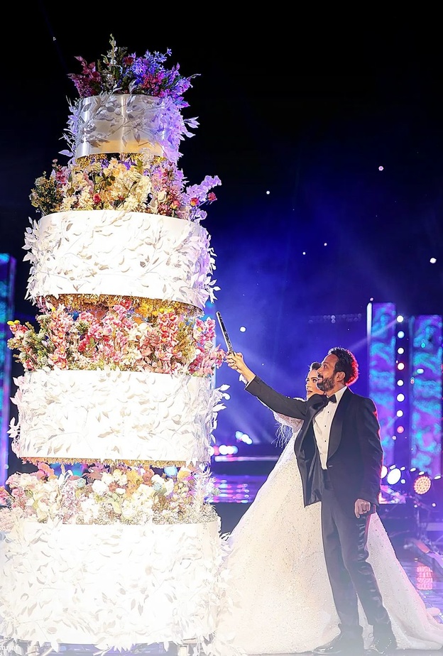 كيكات أعراس مؤلفة من طبقة كيكة ثم طبقة ورود