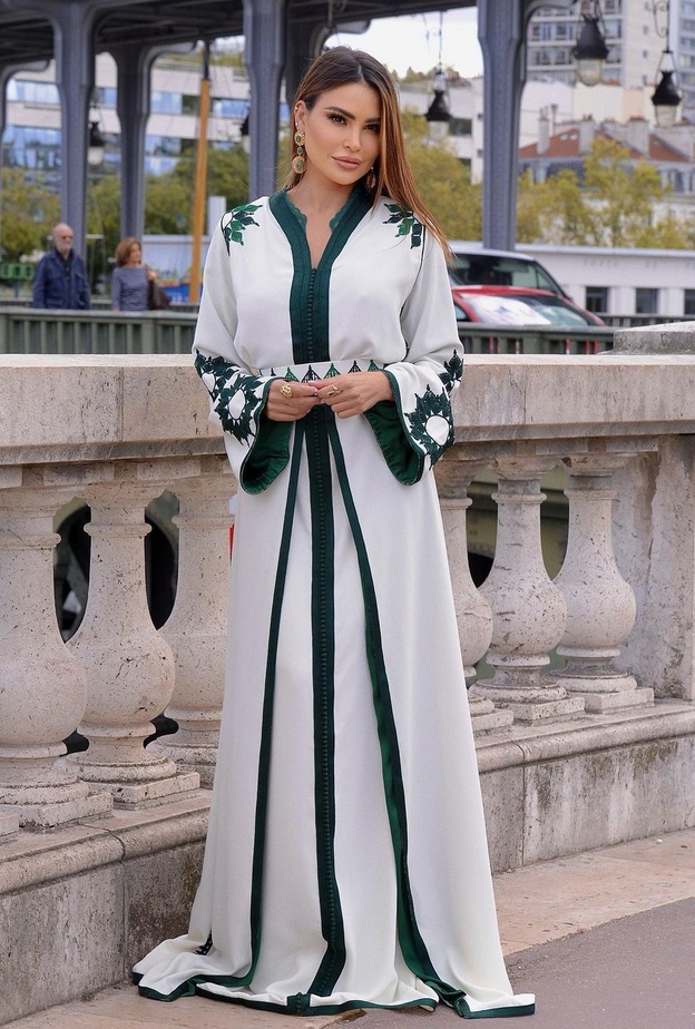 مريم الأبيض بقفطان تقليدي بقصة أكمام واسعة