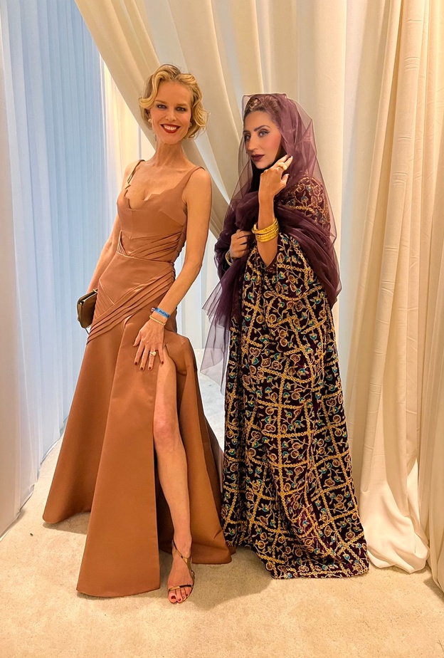 مصممة الأزياء أروى العماري مع سفيرة العلا تبتكر عارضة الأزياء إيڤا هيرزيغوڤا