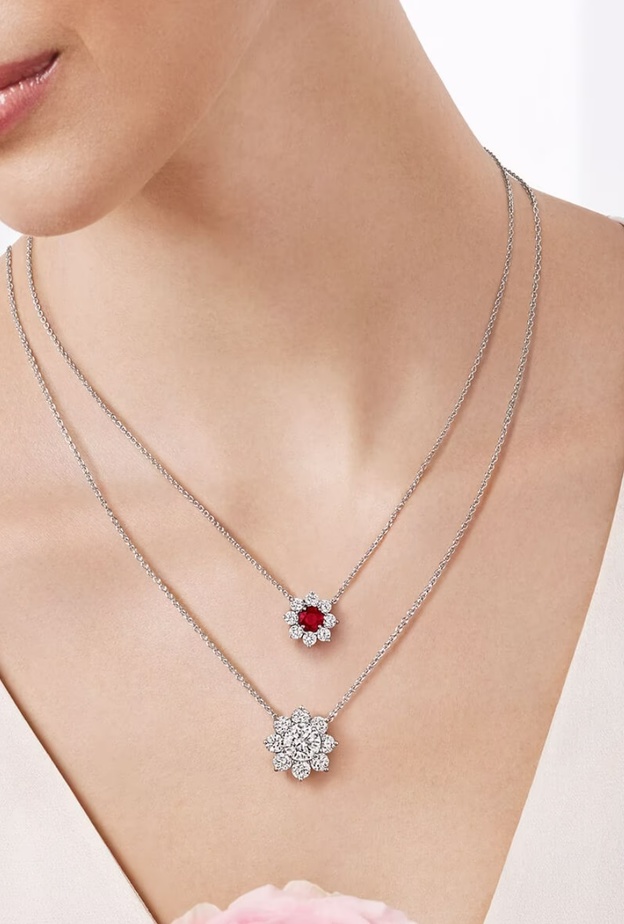 من مجموعة Sunflower والعقدان مرصعان بالألماس والروبي