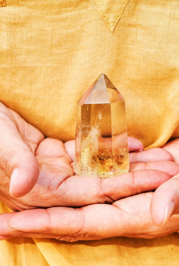 يُطلق على الكوارتز الأصفر تسمية السترين