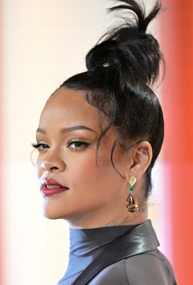1 رئيسية اطلالة Rihanna بظلال بنية مع الشعر المرفوع
