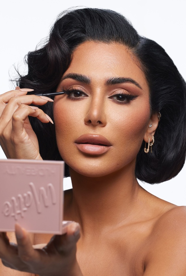 خطوات تطبيق مكياج عيون مات بأسلوب هدى بيوتي