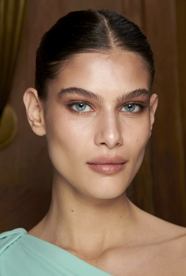 تقنيات إعادة شباب الحاجب تجميلياً نكشفها لك لتبدين أكثر جاذبية