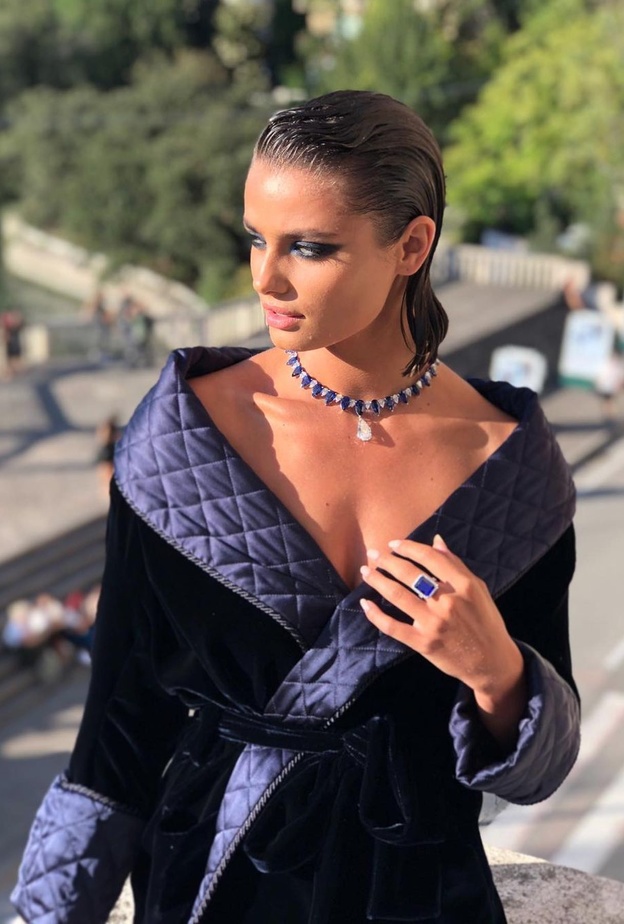 اكتشفي تصاميم مجوهرات تايلور هيل Taylor Hill المبهرة من دور المجوهرات العالمية