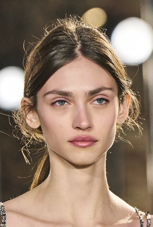 احصلي على ذقن منحوت ومتناسق مع الوجه بهذه الطرق التجميلية