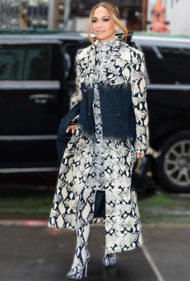 تصاميم جينيفر لوبيز وباتت من أبرز إتجاهات الموضة