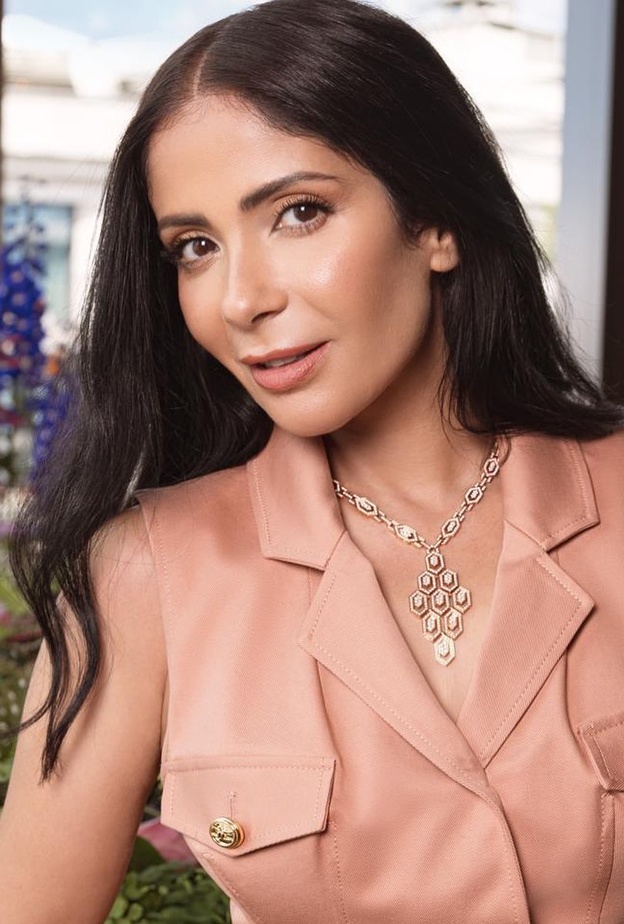 منى زكي تلهمك بإطلالات جمالية كلاسيكية لا تبطل موضتها ..تعلّمي طريقتها
