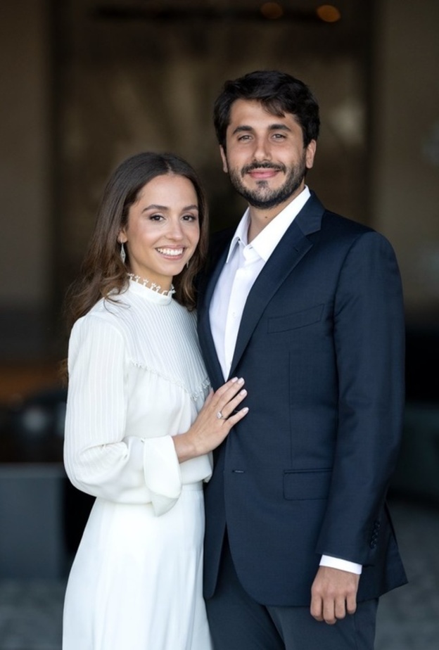 "ورثت الأناقة والبساطة بالأزياء عن والدتها"... جولة على إطلالات الأميرة إيمان بمناسبة اقتراب زواجها