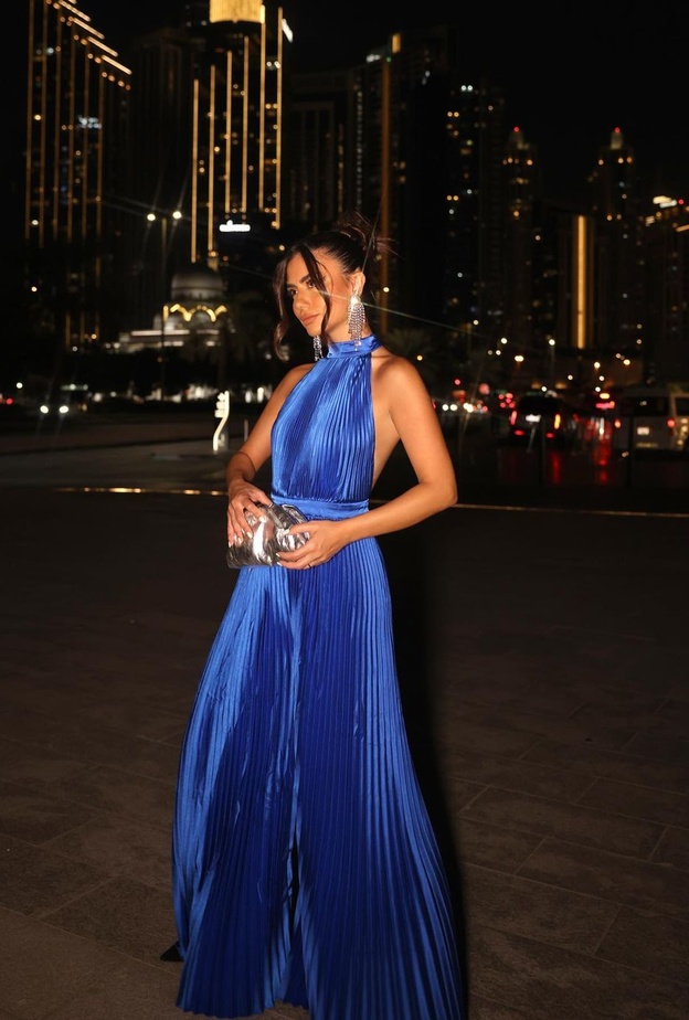 ديما الأسدي يليق بها الأزرق الكوبالت وهي صاحبة بشرة سمراء 