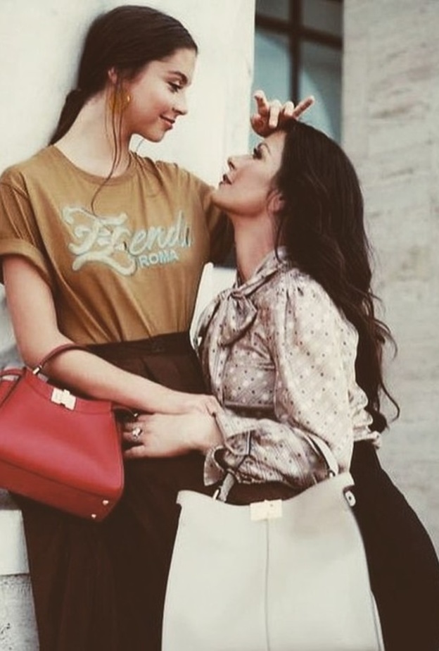 كيف نسقت النجمات الأمهات تصاميم المجوهرات في المناسبات المختلفة؟