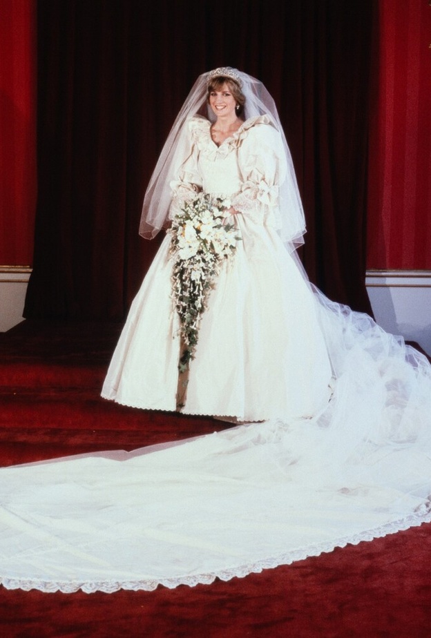 فستان وحتى قطعة حلوى! أشهر ممتلكات الأميرة ديانا التي تم بيعها في المزاد العلني