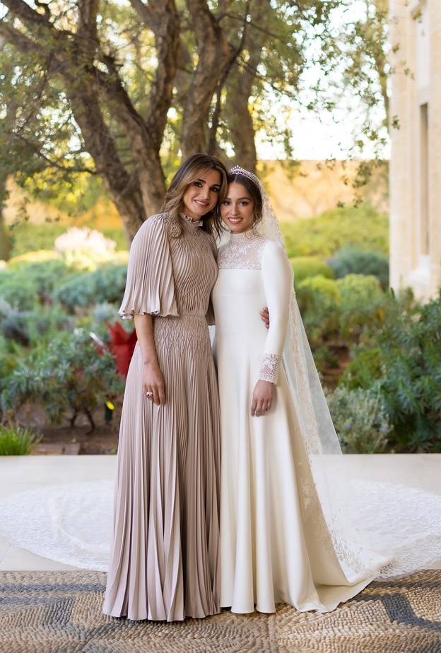  6 اختلافات بين زفاف الملكة رانيا وابنتها الأميرة إيمان