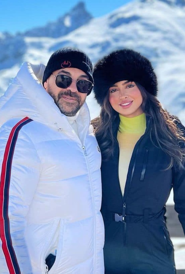 الإختيارات الكاجوال والشبابية المفضّلة لهما.. نظرة على إطلالات طارق العريان ونيكول سعفان منذ زواجهما