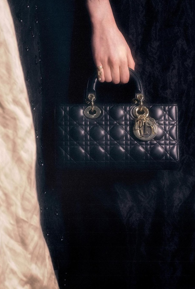 أسرار وقصص غريبة وراء تصميم أشهر حقائب الماركات العالمية