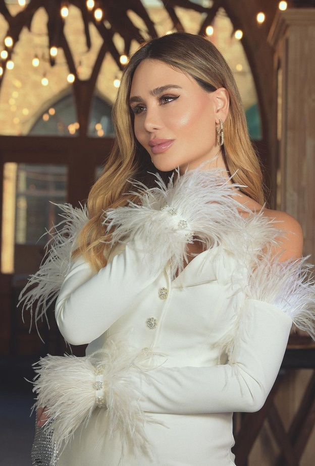 البدلة البيضاء لإطلالة غير تقليدية في سهرات رمضان استوحيها من  النجمات