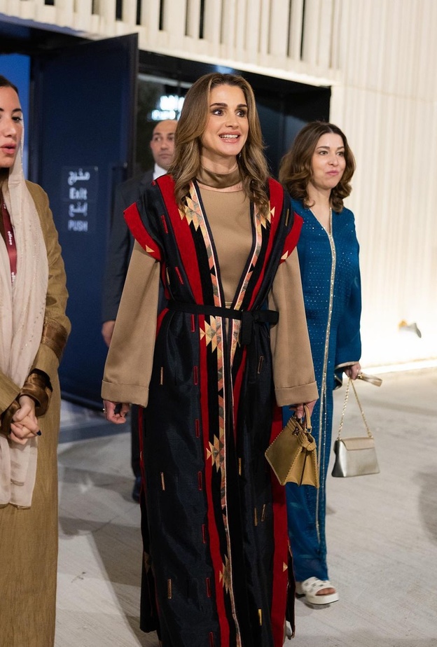 الملكة رانيا العبدالله تزور بينالي الفنون الإسلامية  