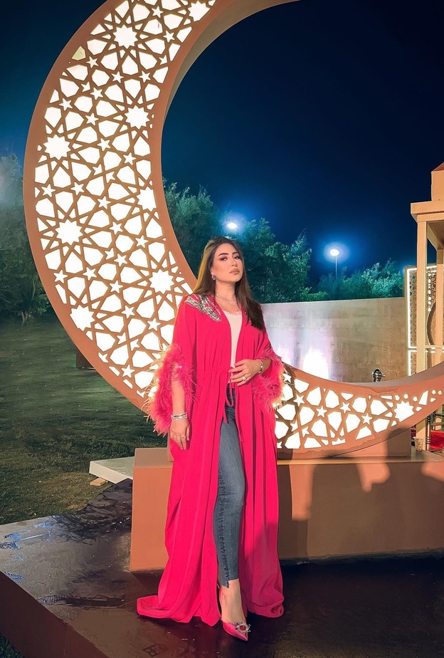 تنسيقات عصرية للعباية مع الجينز لإطلالة مميزة في رمضان من وحي النجمات