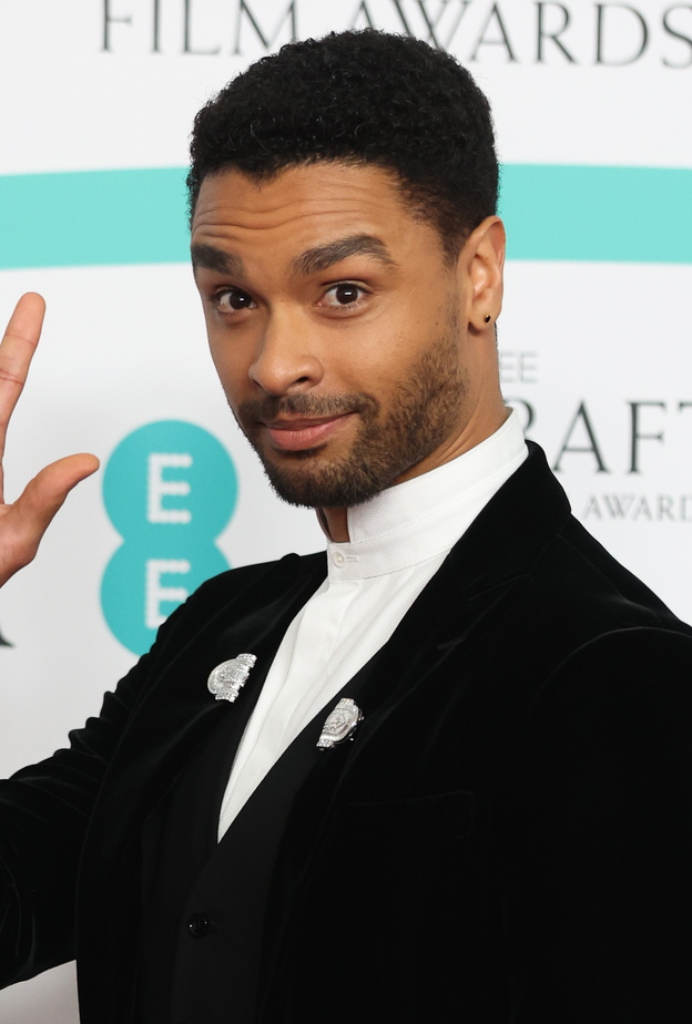 الممثل Regé jean page يتألق بمجوهرات Boucheron