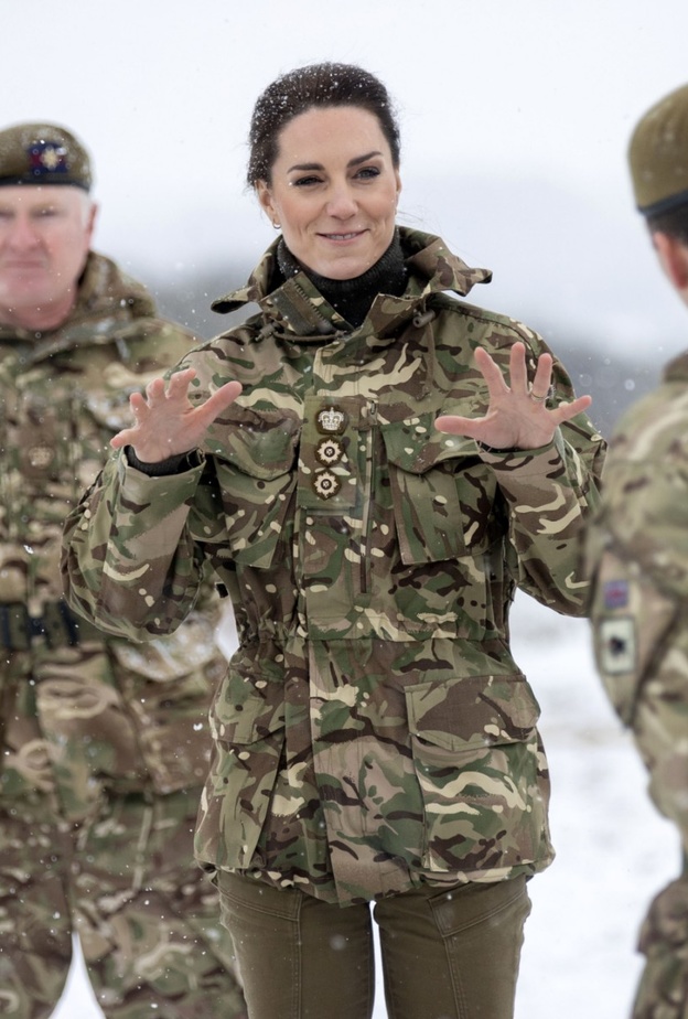 آخرهن كيت ميدلتون.. أميرات وملكات استبدلنّ الفستان بالزي العسكري