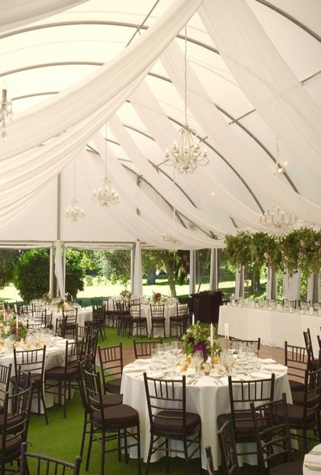 ديكور حفل زفافك في قاعة حفلات مغلقة استخدمي الستائر البيضاء