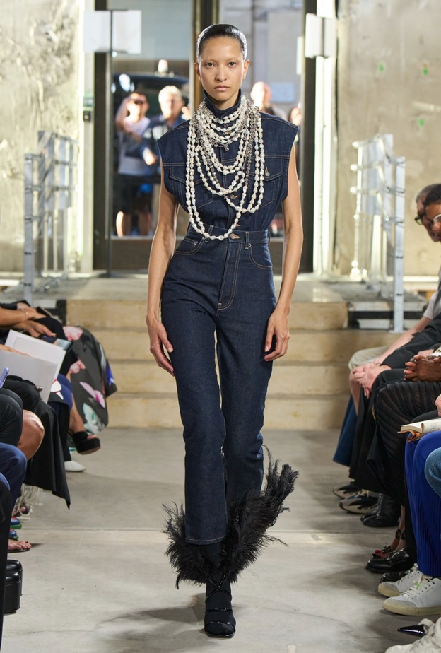 إذا كنت تريدين الاستثمار في قطعة أساسية لخزانتك.. .الدنيم هو ما تبحثين عنه!