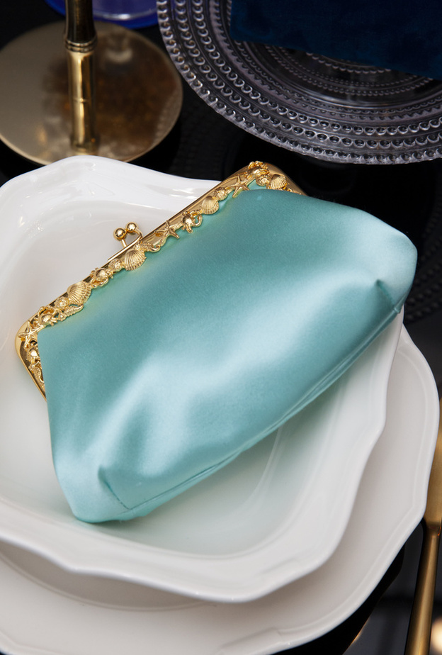 حقيبة لافتة من Amato Daniele تناسب إطلالات رمضان من حيث التصميم واللّون