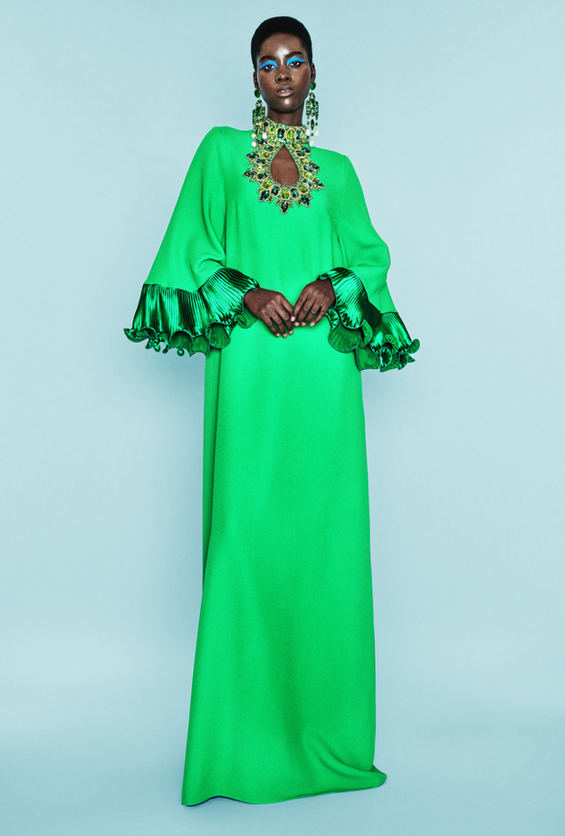 إطلالة رمضانية باللّون الأخضر أنيقة ولافتة من Andrew Gn