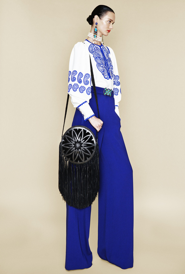 إطلالة باللّونين الأزرق والأبيض من Andrew Gn