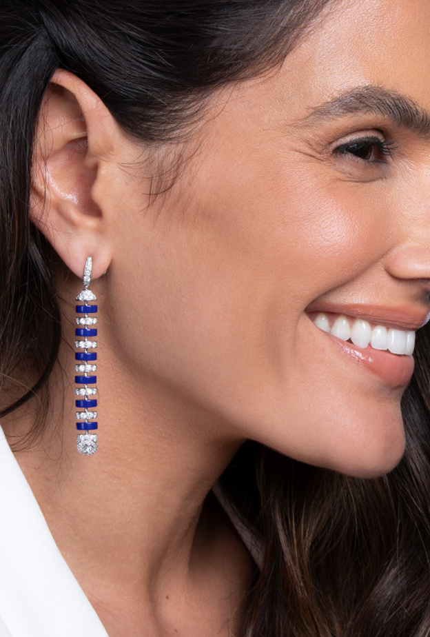 تنسيقات أقراط ذهب طويلة وفساتين ميدي مناسبة للأمهات في عيدهن