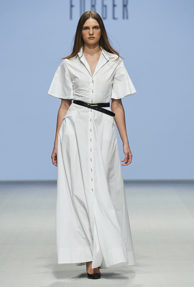 إطلالة بفستان أبيض محتشم من Atelier Forger