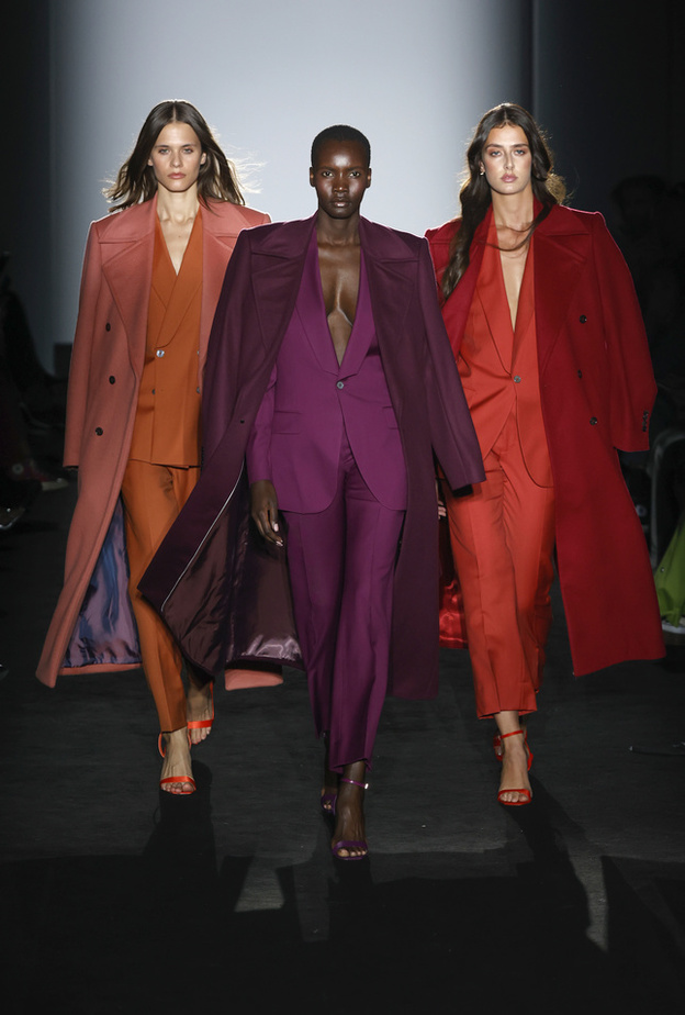 الألوان القوية والبدل الرسمية أكثر ما يناسب المرأة القوية الصورة من Avellaneda