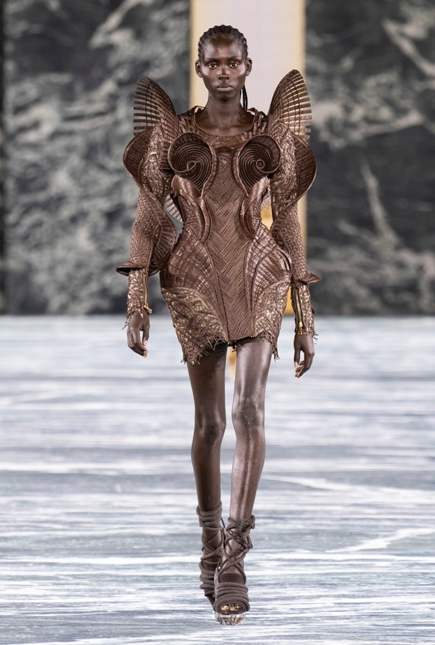 7 دور أزياء بعثت المرح في سماء عالم الموضة لربيع وصيف 2023