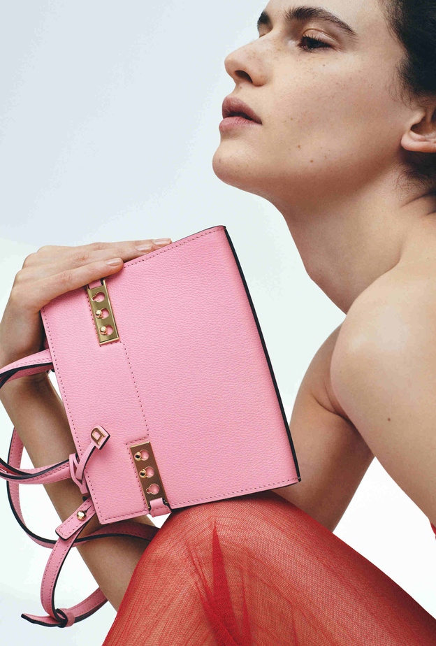 Delvaux تكشف تصميم Tempête في ثوبه الجديد