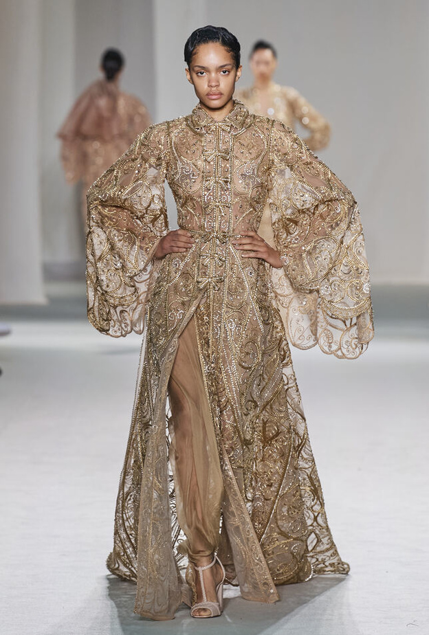 ما علاقة التراث الشرقي بالموضة؟! إطلالات بلمسة شرقية تجتاح عالم الموضة العالمية