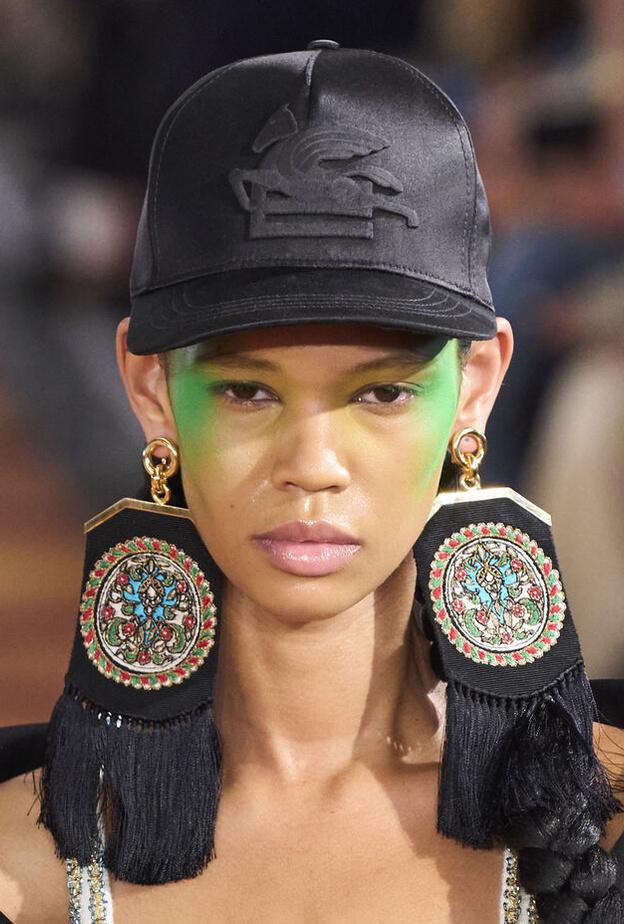 صيحات أقراط صيف 2023 بأحجام كبيرة فهل تجرؤين؟