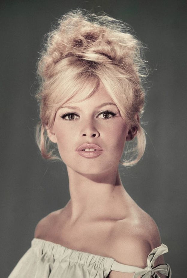 أشهر قصات وتسريحات الشعر الملهمة لـ بريجيب باردو وسر تمسكها بالغرّة Bottleneck Bangs  