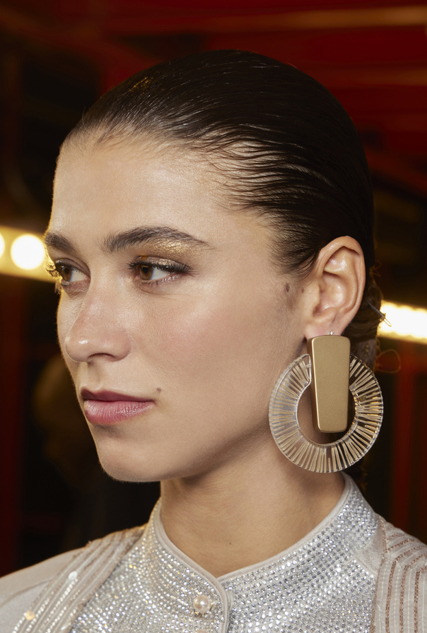 موضة الأقراط الذهبية مزيج بين الأناقة والعصرية