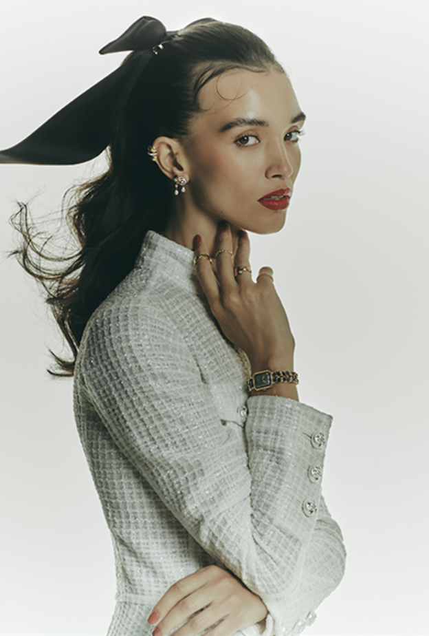 جمال دافئ وإطلالات راقية بأفخم قطع مجوهرات في جلسة تصويرية خاصة من  CHANEL